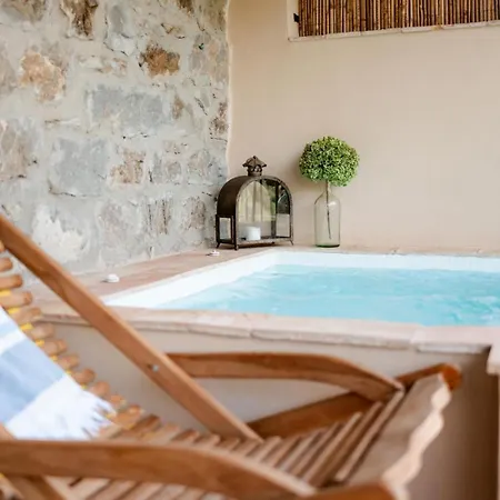 Apricus Boutique Nocleg ze śniadaniem 4*