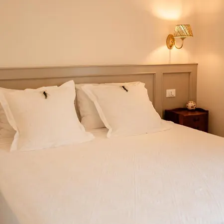 לינה וארוחת בוקר Apricus Boutique 4*